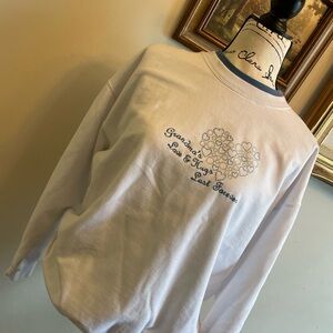 VINTAGE White Sweatshirt with Heart and Text Design “GRANDMAS LOVE AND HUGS”